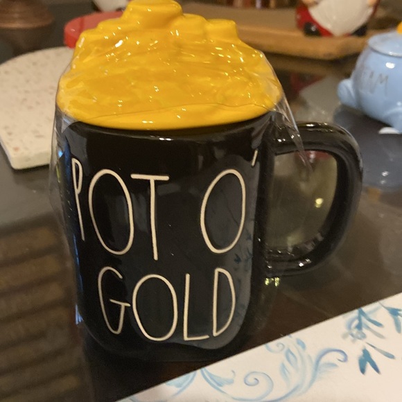 3 for $38 ❤️ NWT Rae Dunn Pot of Gold mug & topper - Picture 3 of 8